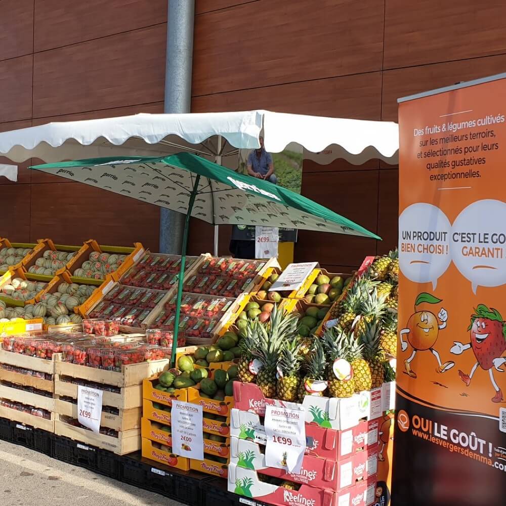 Théatralisation dans supermarché pour mettre en avant fruits et légumes